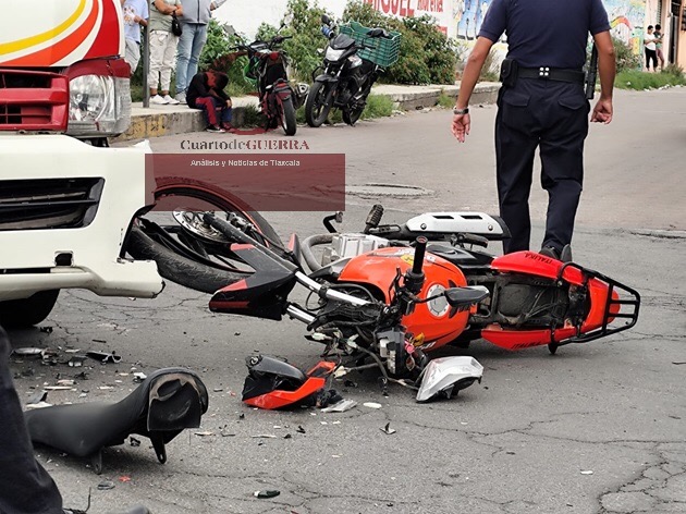Joven motociclista en presunto estado etílico, choca contra unidad de pasajeros, en Zacatelco