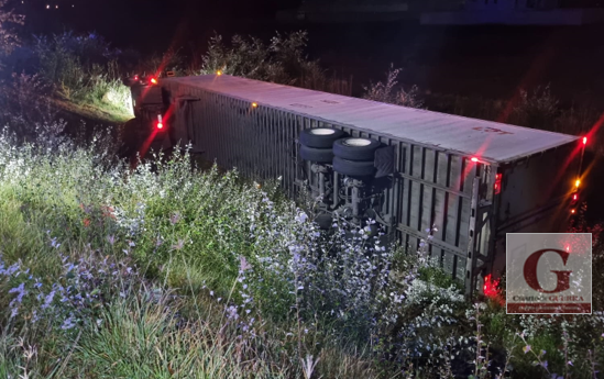 Vuelca tráiler fuera de la Tlaxcala-Texmelucan