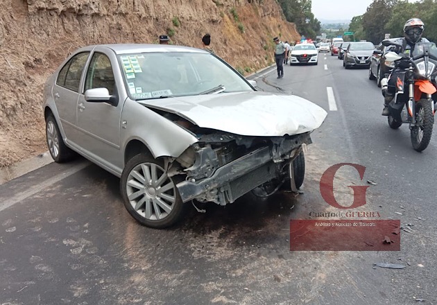 Chocan vehículo de la PGJE, sobre la carretera Tlaxcala-Apizaco