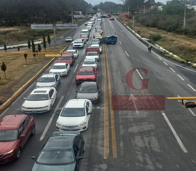 Con bloqueos carreteros, conductores de plataformas de viajes protestan contra inseguridad en Tlaxcala