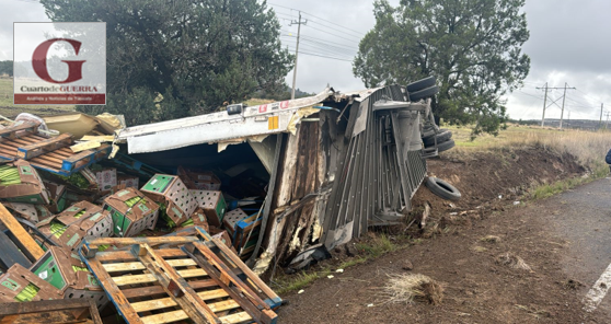 Vuelca tráiler cargado de vegetales sobre la Apizaco-Tlaxco y deja lesionado a su operador