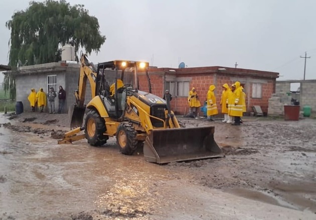 Auxilian áreas del Ayuntamiento de Huamantla a San José Xicohténcatl tras fuerte lluvia