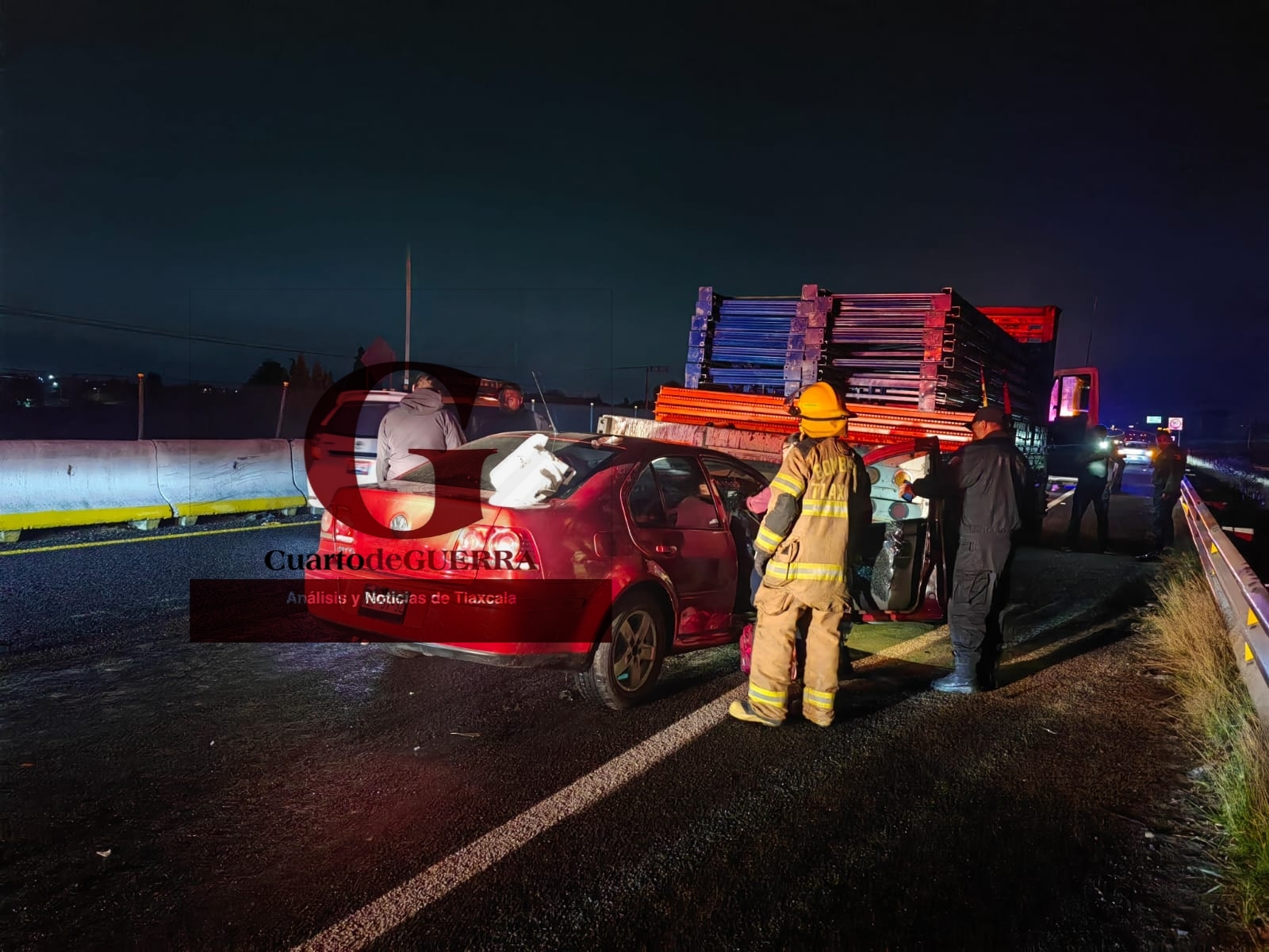 Choca y resulta atrapado dentro de su vehículo, en Periférico Tlaxcala