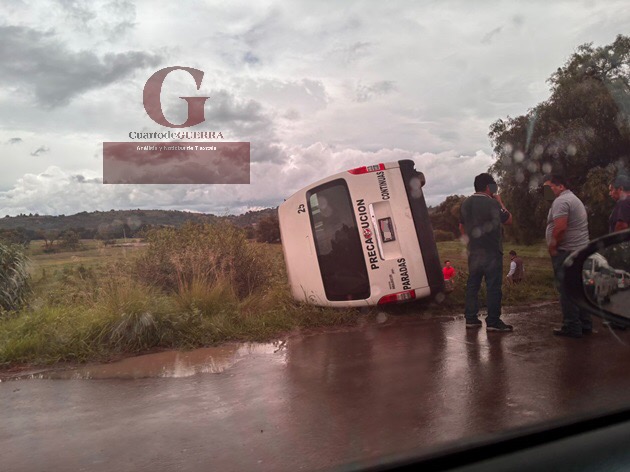Deja dos lesionados volcadura de camioneta de transporte público, en Santa Apolonia Teacalco
