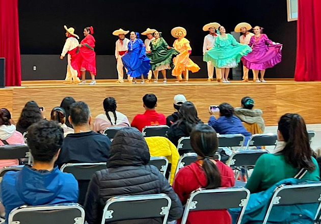 Destacada participación del grupo folclórico magistral Erandi en Dominguearte en Huamantla