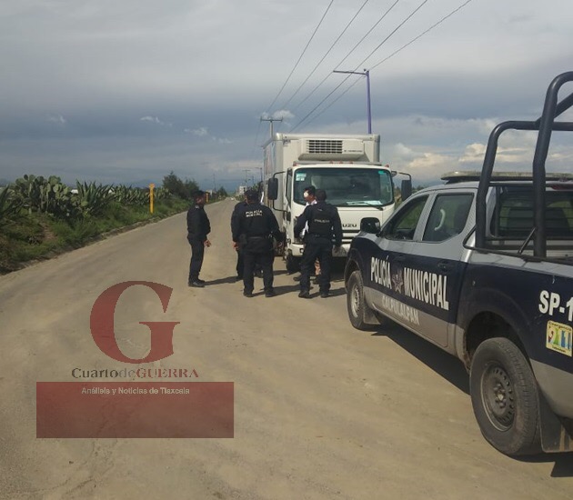 Rescatan a repartidor de carnes frías que fue asaltado, en Calpulalpan