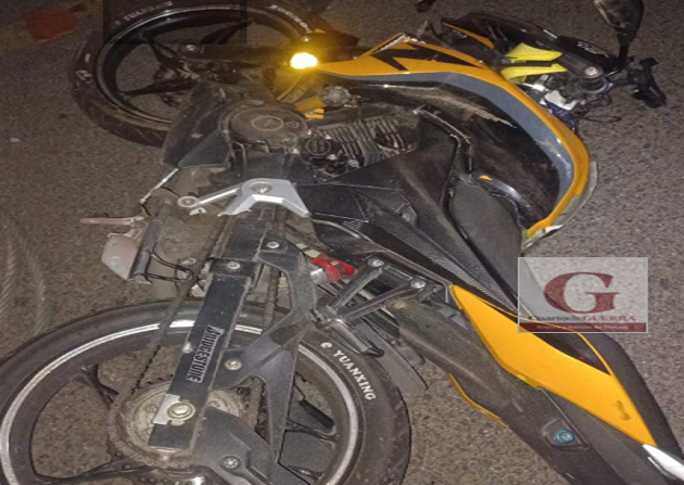 Dos hermanos se accidentan a bordo de su moto y el mayor muere, en Apetatitlán