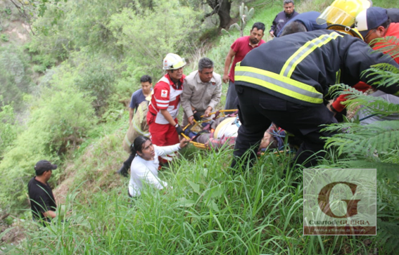Rescatan a mujer que cayó a barranco en Fraccionamiento La Virgen, en Panotla