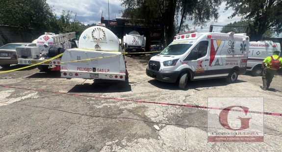 Mueren dos hombres al interior de autotanque de pipa de gas en Tzompantepec