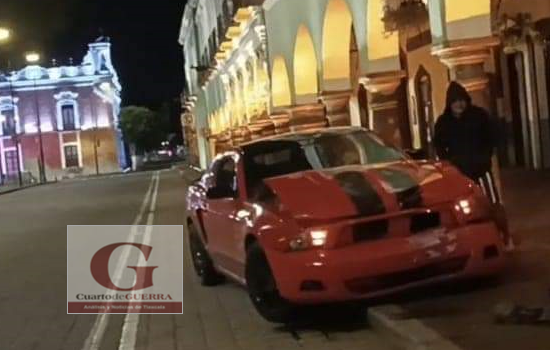 Auto choca contra el Portal Grande del centro histórico de Tlaxcala