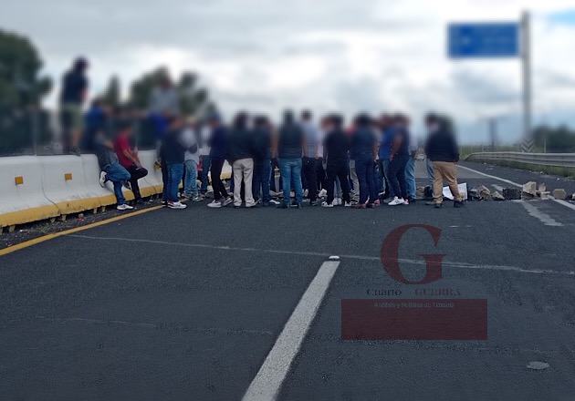 Vecinos de Atlahapa cierran el Periférico Tlaxcala y el Bulevar Gasoducto; exigen mejor suministro de agua potable