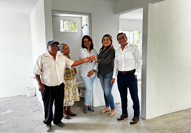Entrega Ayuntamiento de Huamantla dos viviendas a personas de escasos recursos