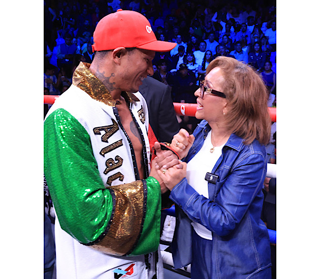 Entrega gobernadora cinturón de oro al pugilista mexicano Miguel Berchelt