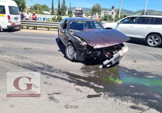 Ebrio choca contra patrulla de la Guardia Nacional y sigue bebiendo, en Chiautempan
