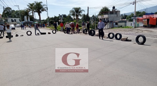 Vecinos de San Miguel Contla, en Santa Cruz Tlaxcala, cierran carretera en protesta por obra inconclusa