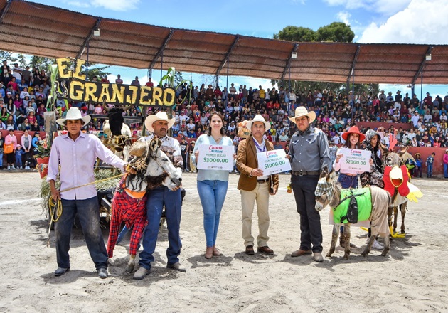 Con gran asistencia en el lienzo charro de Huamantla se lleva a cabo la tradicional Carrera de Burros