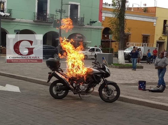 Se incendia motopatrulla de Vialidad Estatal en el centro de Tlaxcala
