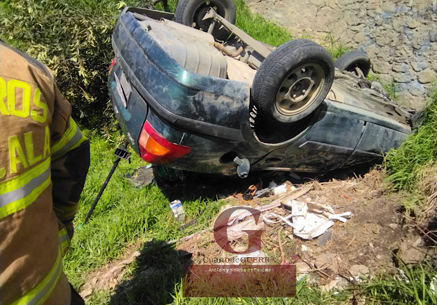 Conductor en posible estado etílico provoca volcadura vehicular y deja cinco lesionados en Contla