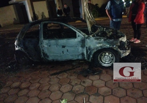 Deja daños materiales incendio de un vehículo en límites de Panotla y Totolac