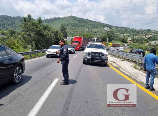 Accidente en carretera Apizaco-Tlaxcala deja dos lesionados y daños materiales