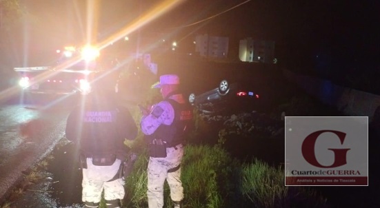 Abandonan auto tras volcar en la Apizaco-Atexcatzinco