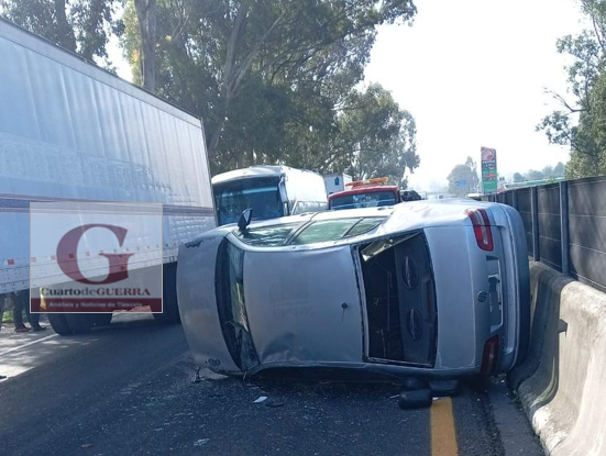 Vuelca vehículo en Xaltocan y resulta lesionada al menos una persona