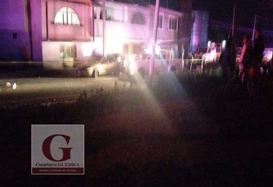 En Huamantla, joven sale eyectado y muere en accidente vehicular; dos personas resultan heridas