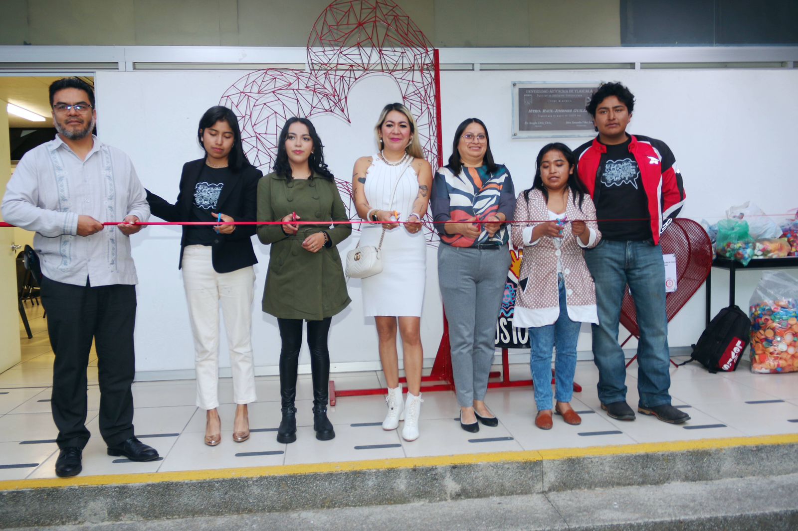 Dona la FEUAT y Custom Navy Tlx  dos contenedores para tapitas