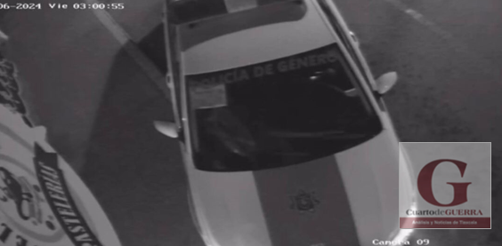 Patrulla de Policía de Género choca contra comercio y derriba cámara de seguridad, en Chiautempan