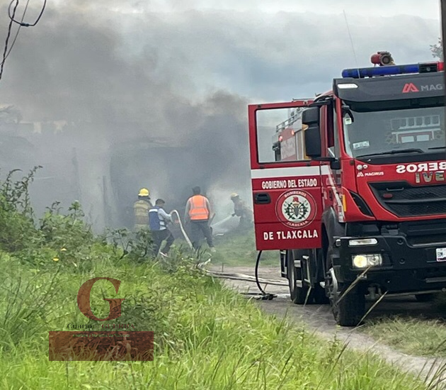 Deja daños materiales incendio de autobús en Zacatelco