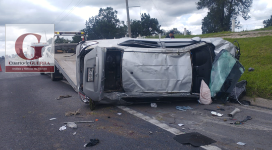 Pinchadura de llanta provoca volcadura en la carretera México-Veracruz dejando pérdidas materiales