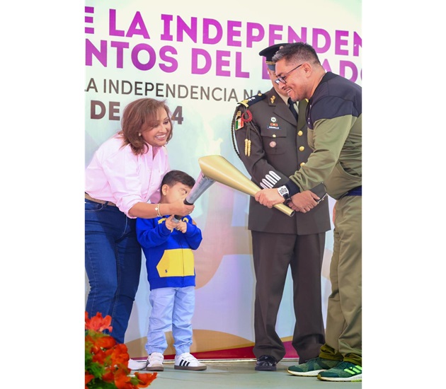 Entrega gobernadora fuego simbólico de la Independencia nacional a 60 municipios