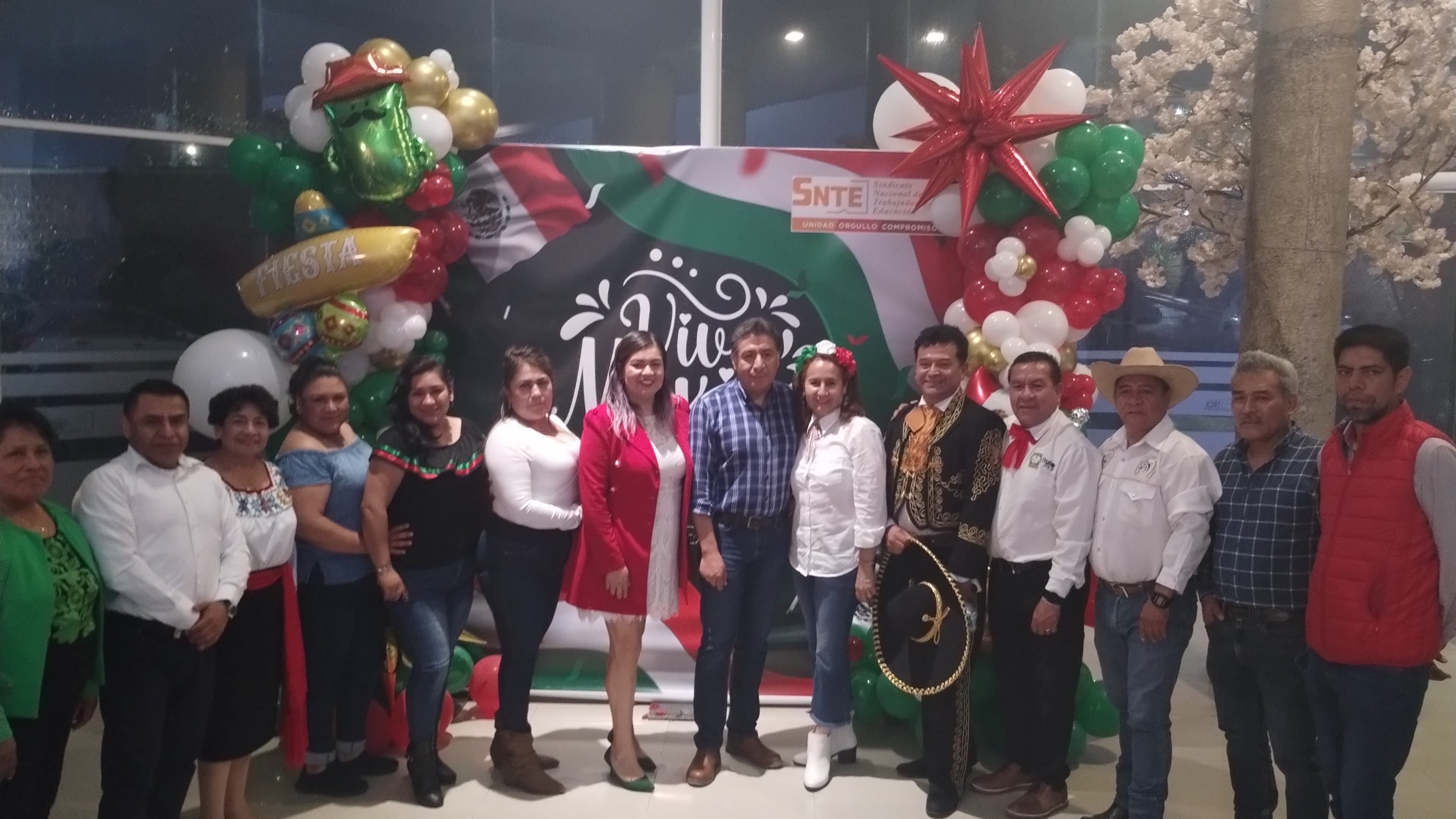 En un ambiente de algarabía, la sección 55 del SNTE celebra las fiestas patrias