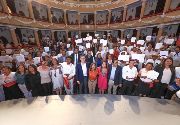 Entrega gobernadora constancias a comunidades indígenas y afromexicanas