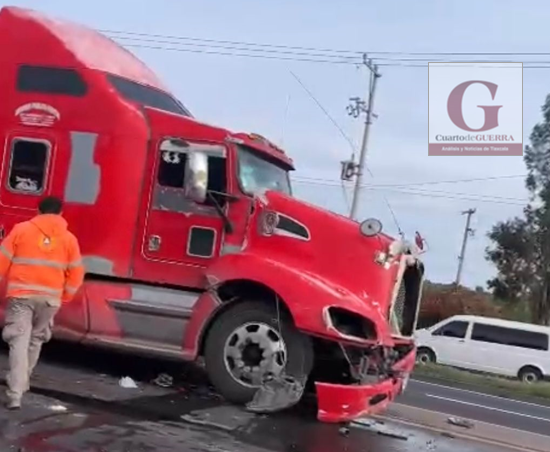 Tráiler embiste vehículo  en carretera México-Veracruz a la altura de Huamantla y deja un herido