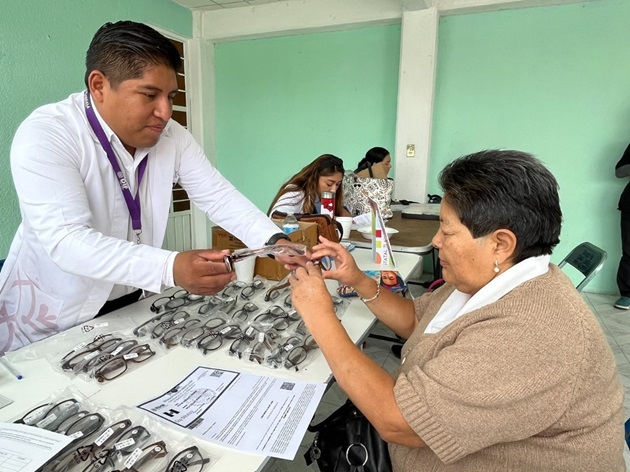 Ilumina sonrisas SMDIF Huamantla con la entrega de lentes a adultos mayores