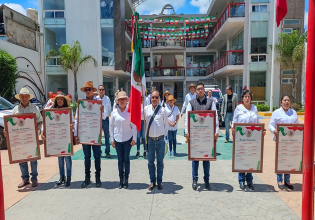 Encabeza alcalde de Tocatlán, Sergio Avendaño, colocación de Bandos Solemnes por fiestas patrias
