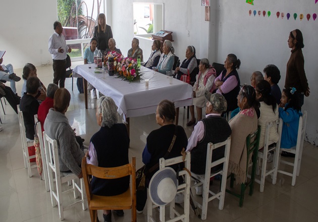 Convive alcalde de Tocatlán, Sergio Avendaño, con el grupo de adultos mayores Nueva Ilusión