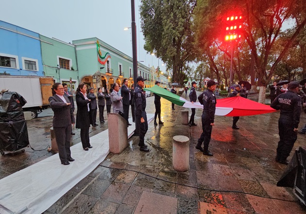 Participa Tocatlán en ceremonia de arrío de bandera en el zócalo de Tlaxcala