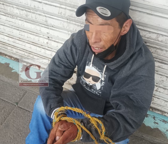 Detienen a 'ratero' de celulares en Apizaco, y lo amarran