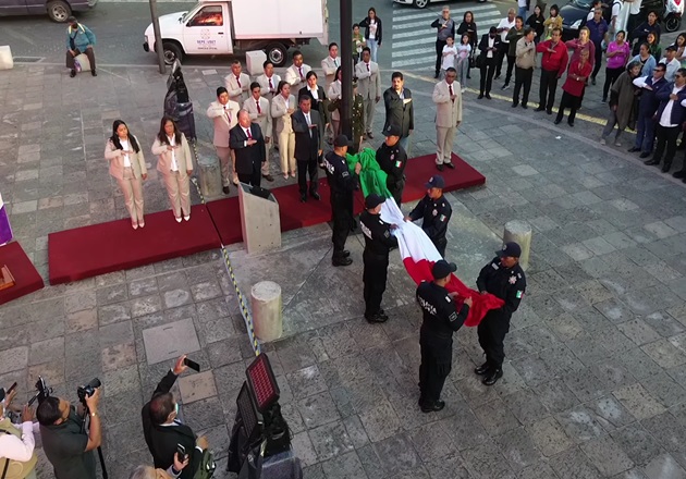Participa Cuaxomulco en ceremonia de arrío de bandera en la Plaza de la Constitución de Tlaxcala