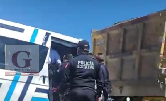 Se incrusta unidad de transporte público contra camión y deja cinco heridos, en Ixtacuixtla