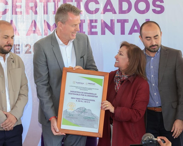 Entrega gobernadora Lorena Cuéllar certificados ambientales