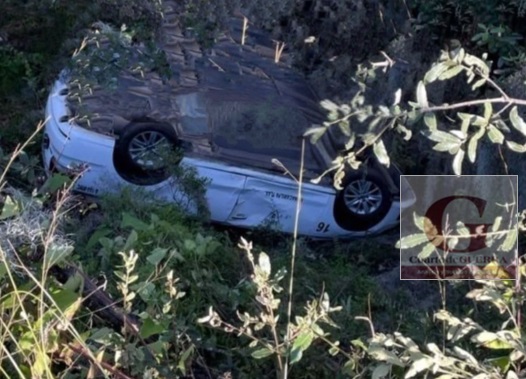 Volcadura de taxi en carretera Nanacamilpa-Texmelucan deja tres lesionados, incluido un adulto mayor