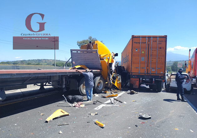 Accidente entre dos tráileres y un taxi deja lesionados y caos vial en la México-Veracruz