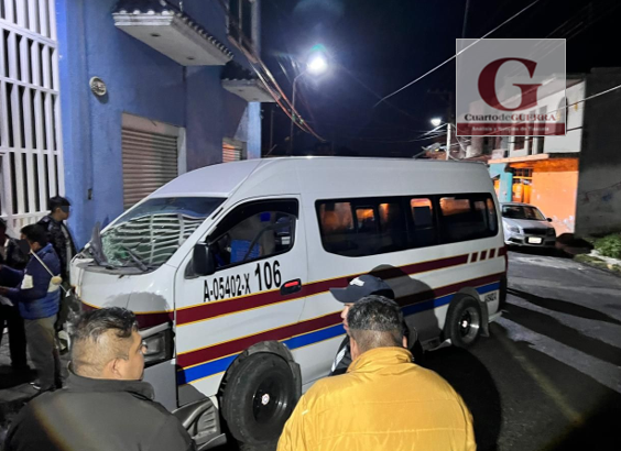 Chofer de transporte público evita asalto y choca contra barda en Contla
