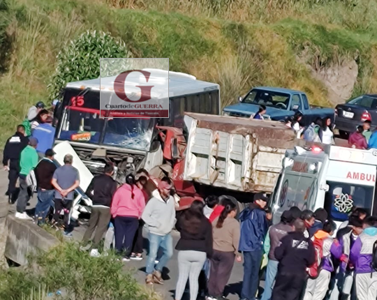 Varios lesionados tras choque entre microbús de pasajeros y camión de volteo, en Hueyotlipan
