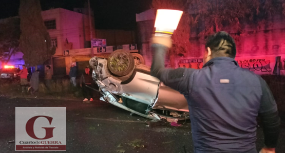 Volcadura en carretera Vía Corta deja al menos 3 lesionados en San Pablo del Monte