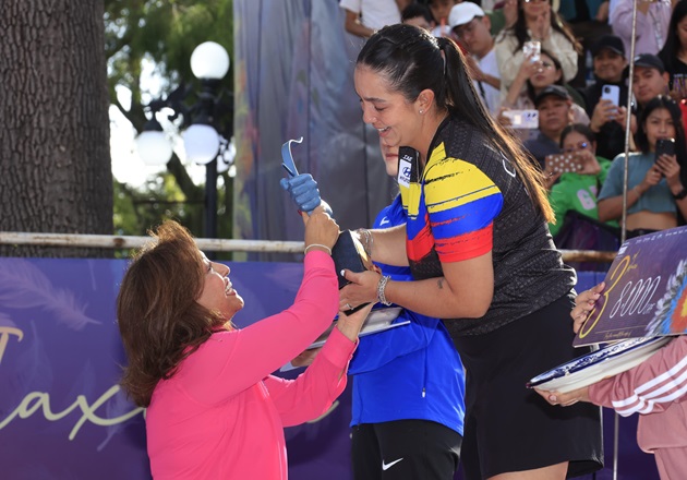 Gana oro colombiana Sara López en arco compuesto femenil