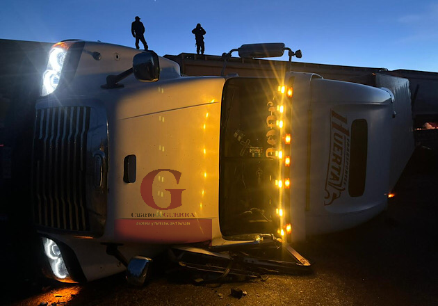 Tras intentar ganarle el paso al tren, tráiler es embestido, en Huamantla